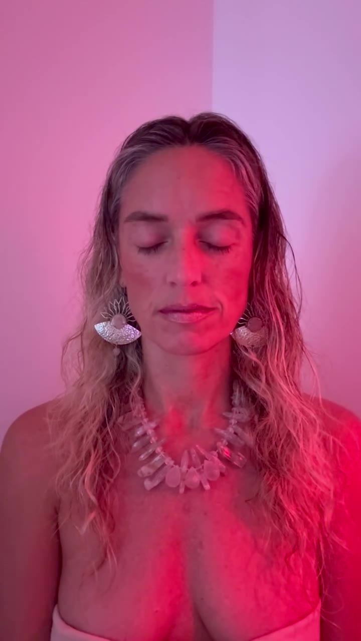 Mercedes con los ojos cerrados, luz rosa